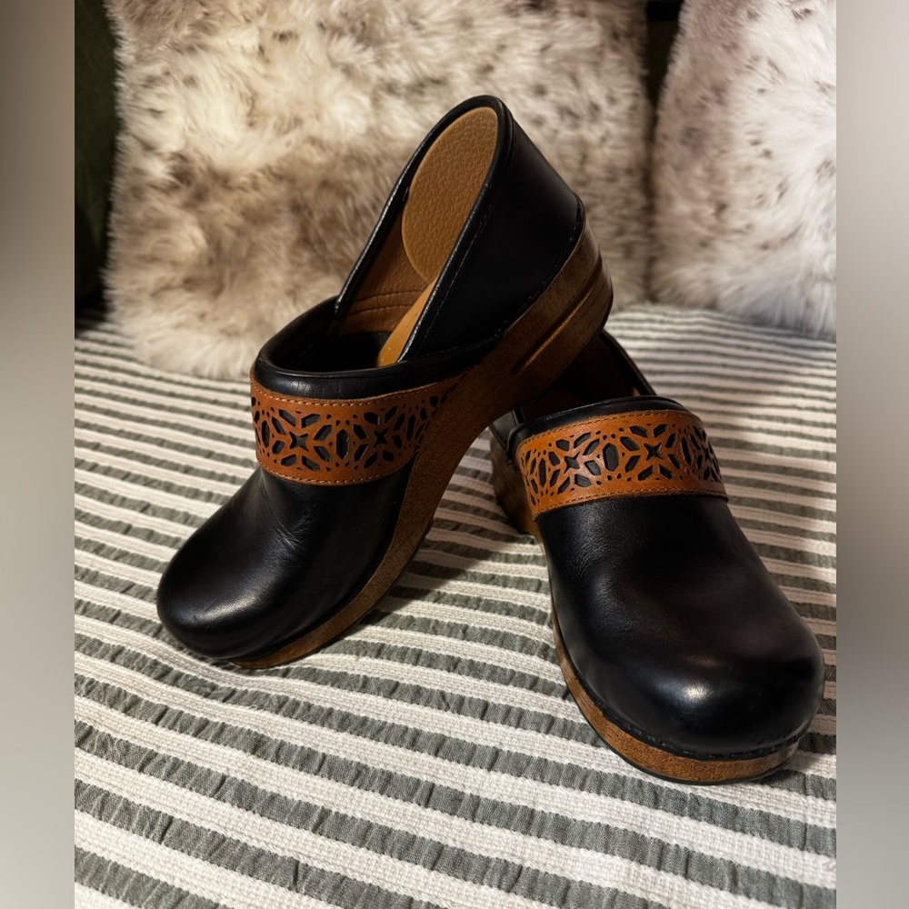 Dansko Women’s Pavan closed-heel clogs EUR 39 US 8-8.5 full grain leather black